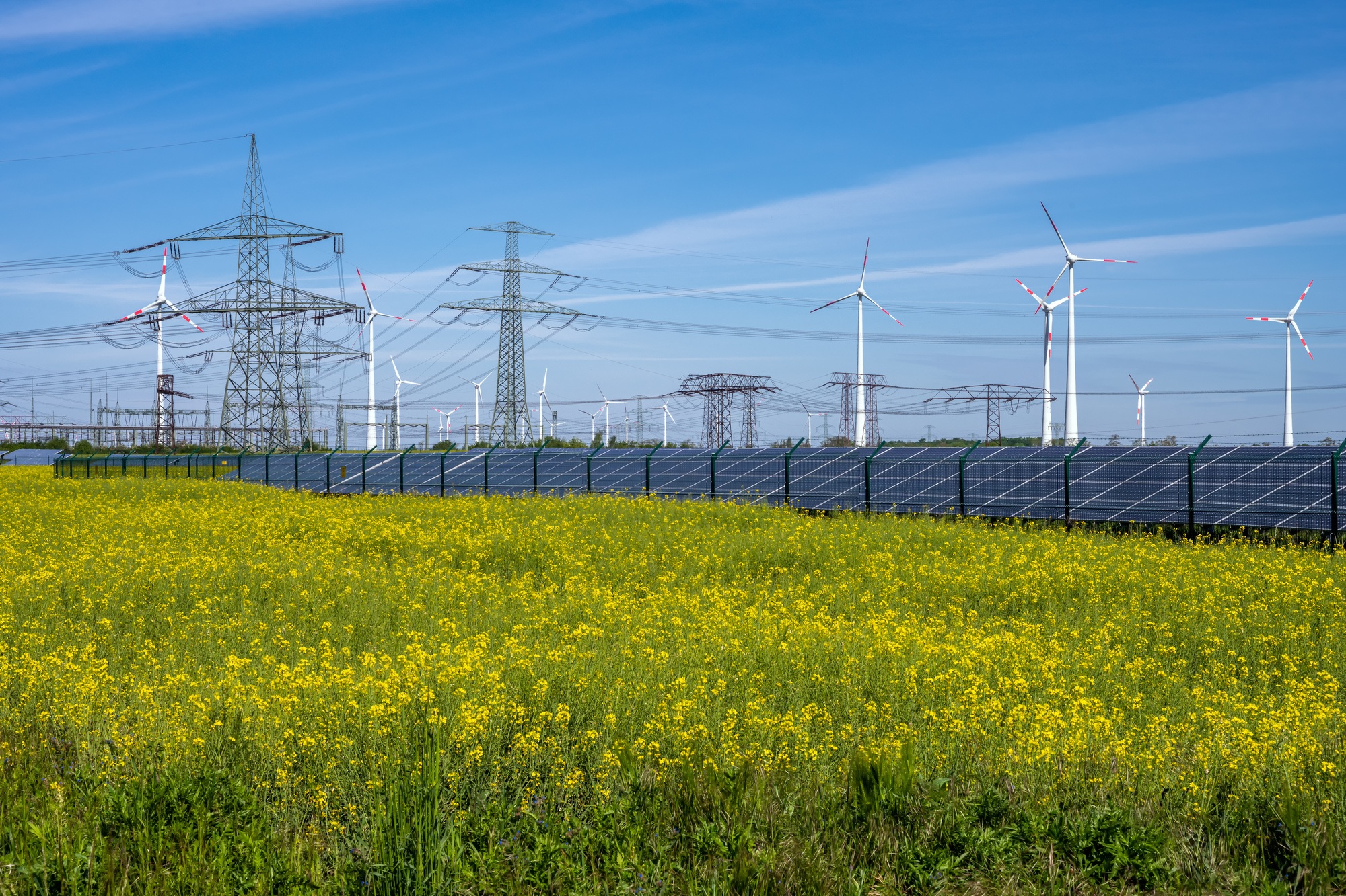 Esquema de un inversor Grid Forming estabilizando una red eléctrica mediante un sistema BESS y energías renovables.