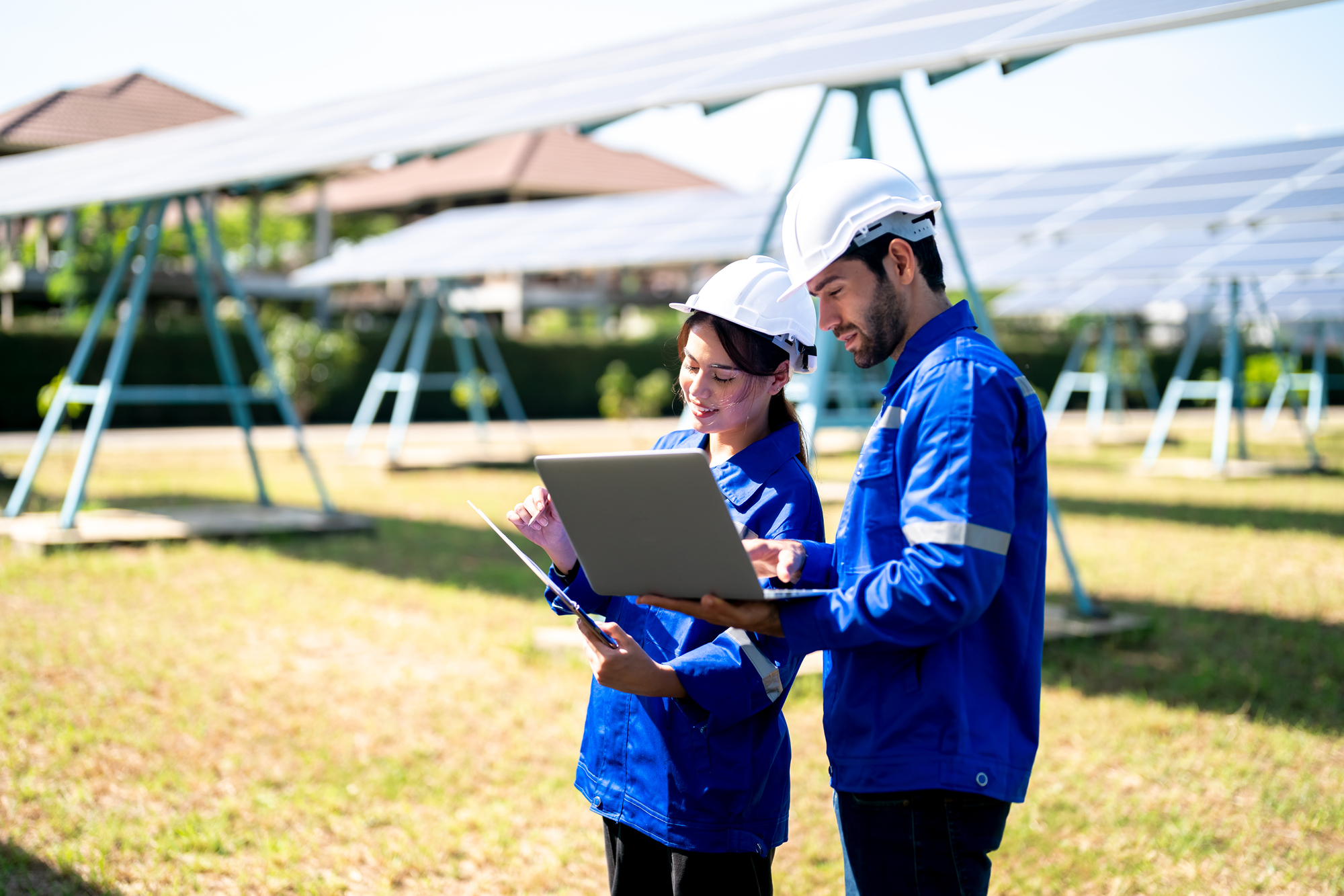 Ingenieros examinando una instalación de paneles solares para evaluar su gestión y desempeño energético